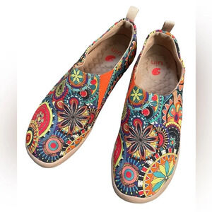 UIN Flats with Intricate Patterns